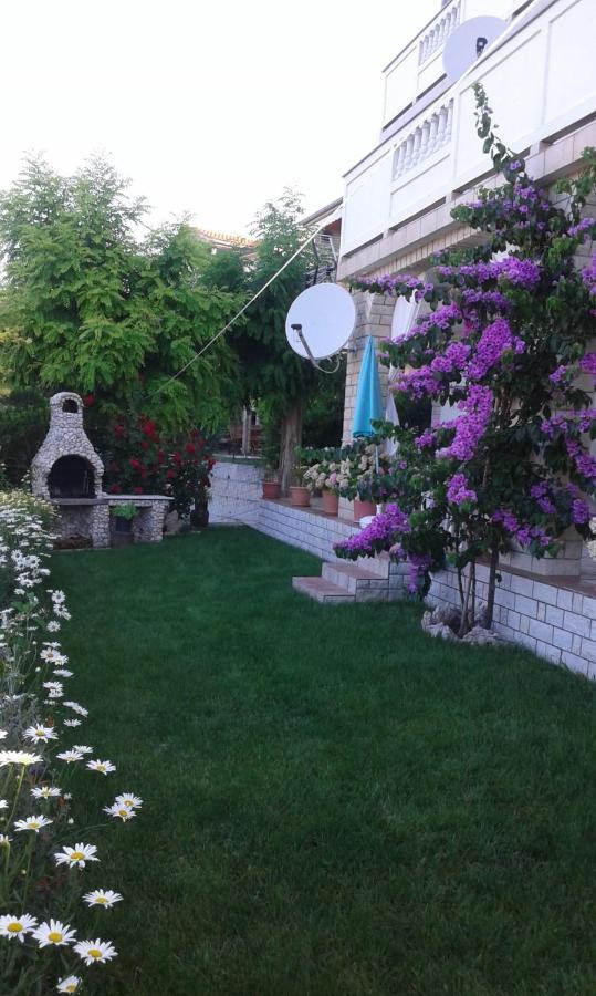 Guest House Lucija Banjol 外观 照片