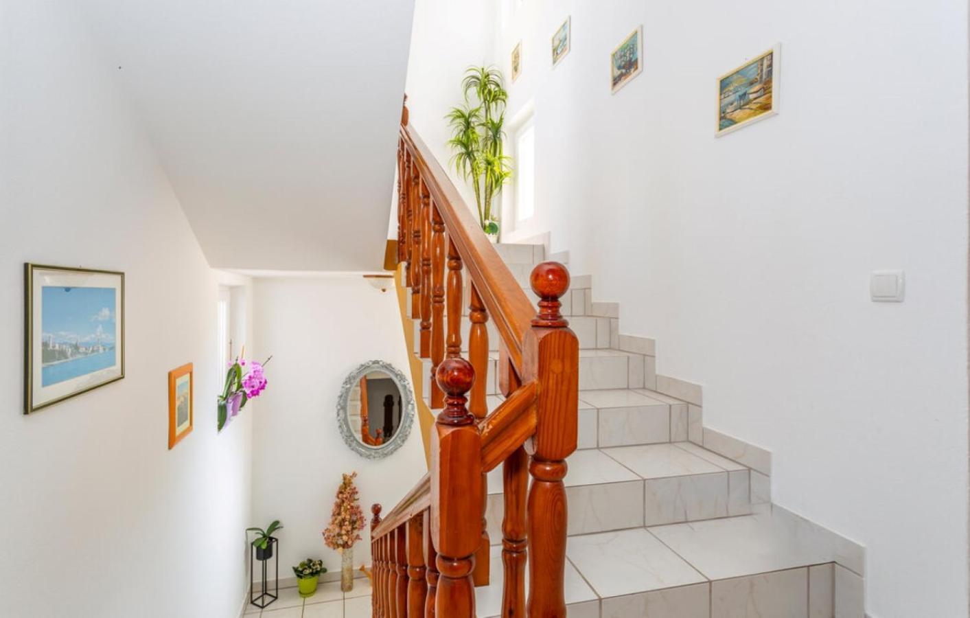 Guest House Lucija Banjol 外观 照片