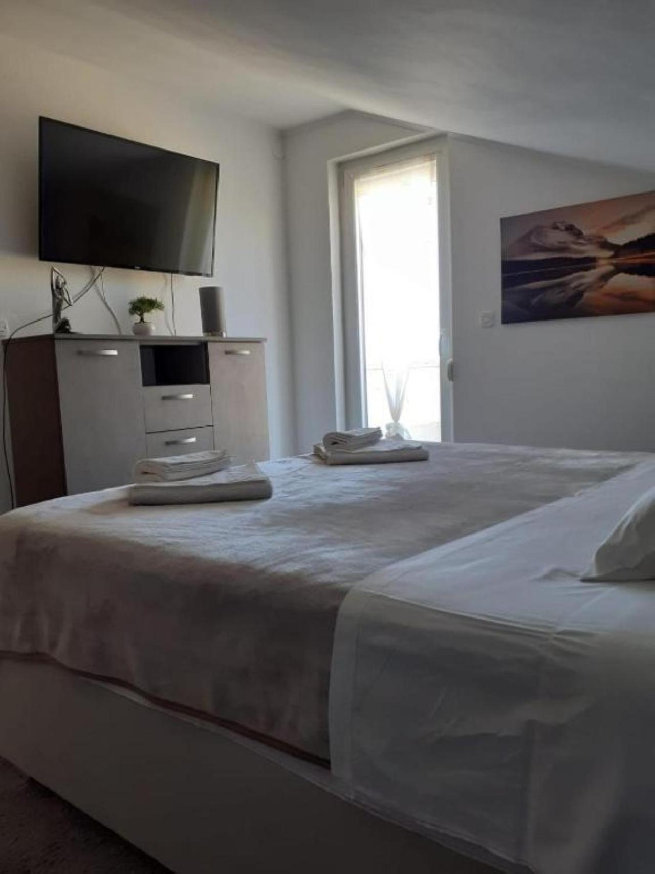 Guest House Lucija Banjol 外观 照片