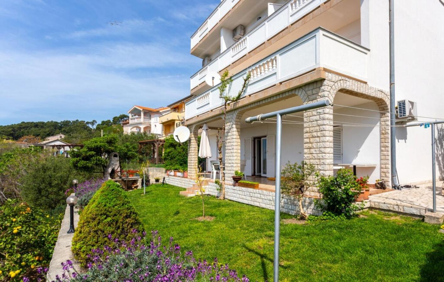 Guest House Lucija Banjol 外观 照片