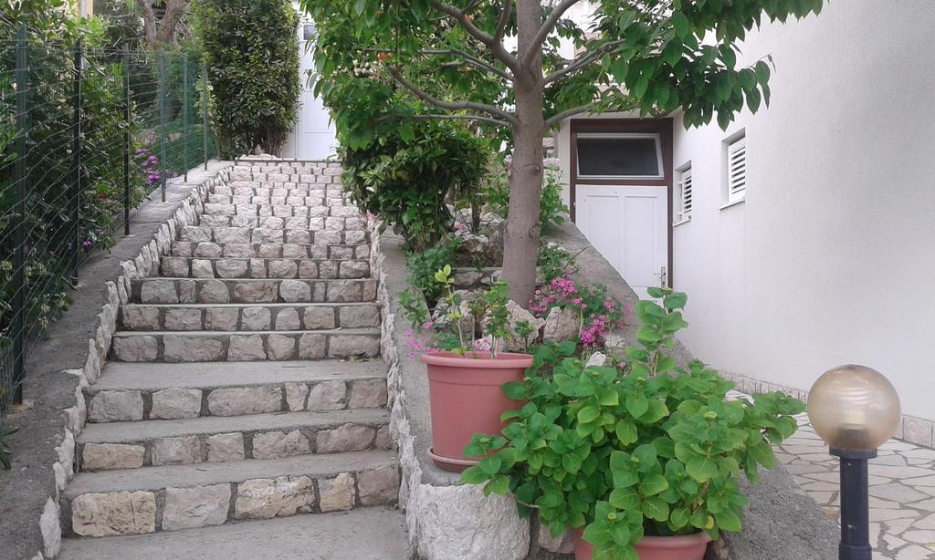 Guest House Lucija Banjol 外观 照片
