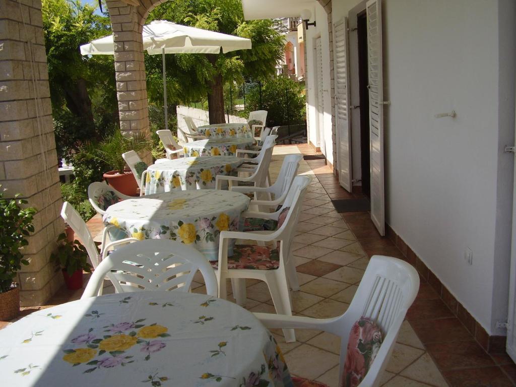 Guest House Lucija Banjol 外观 照片